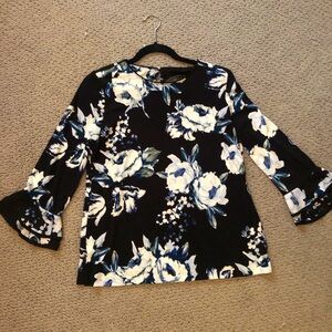 EUC Karl Lagerfeld 3/4 length sleeve top size small